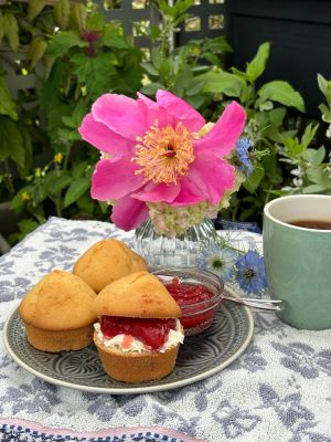 Muffin Clotted Cream und Erdbeermarmelade